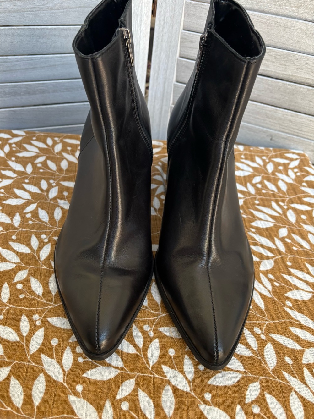 ASOS DESIGN Mens heeled chelsea boots in black, mens 8 or womens 9.5